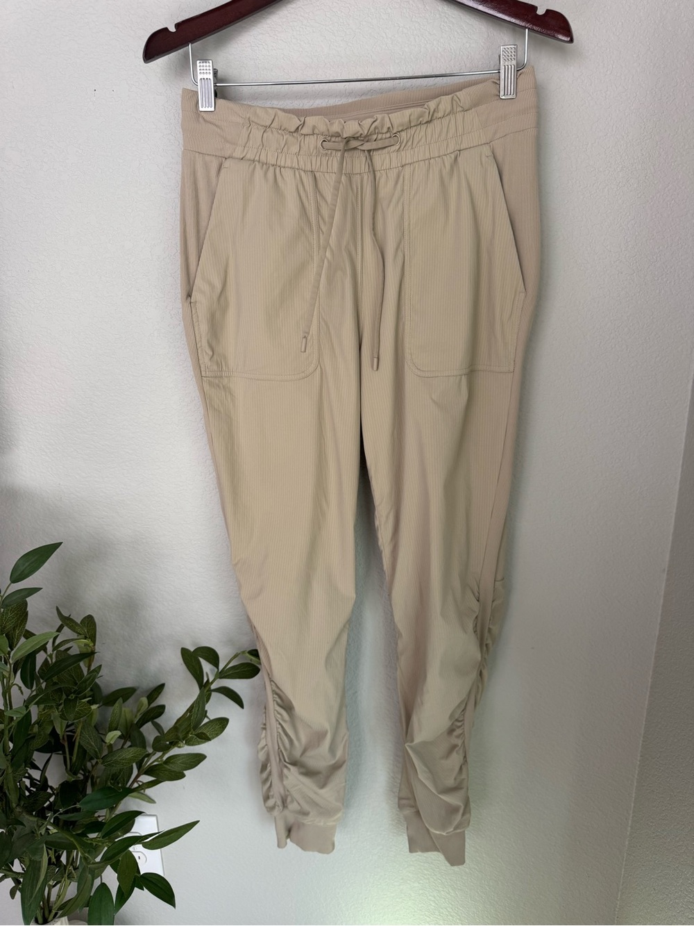 Lululemon Beyond the Studio Jogger Large Cafe Au Lait Beige Ruched Pants